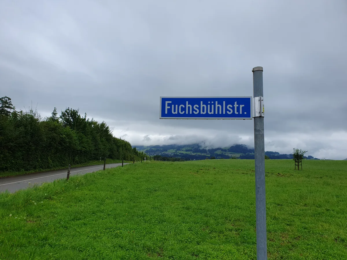 Strassenschild mit Aufschrift Fuchsbühlstr.